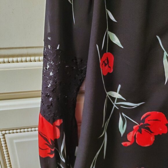 Moody Floral Flowy Lace Detail Black Top by Le Chateau fits like S/M - Picture 5 of 7